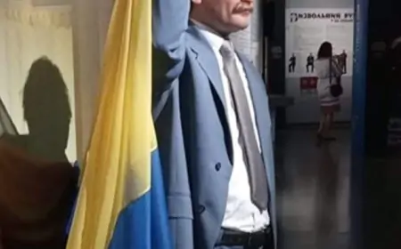 В'ячеслав Чорновіл з жовто-блакитним прапором