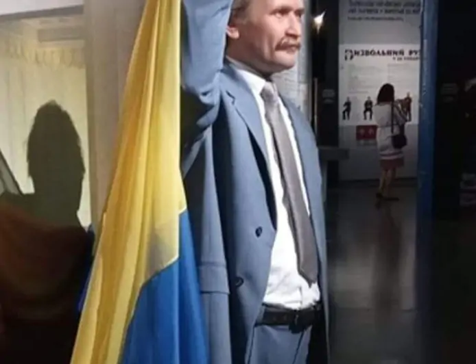 В'ячеслав Чорновіл з жовто-блакитним прапором