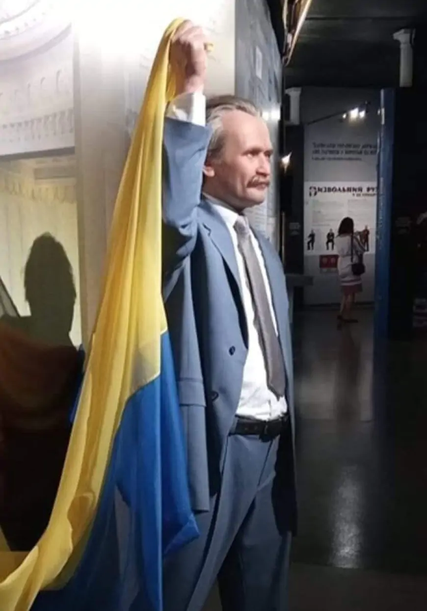 В'ячеслав Чорновіл з жовто-блакитним прапором